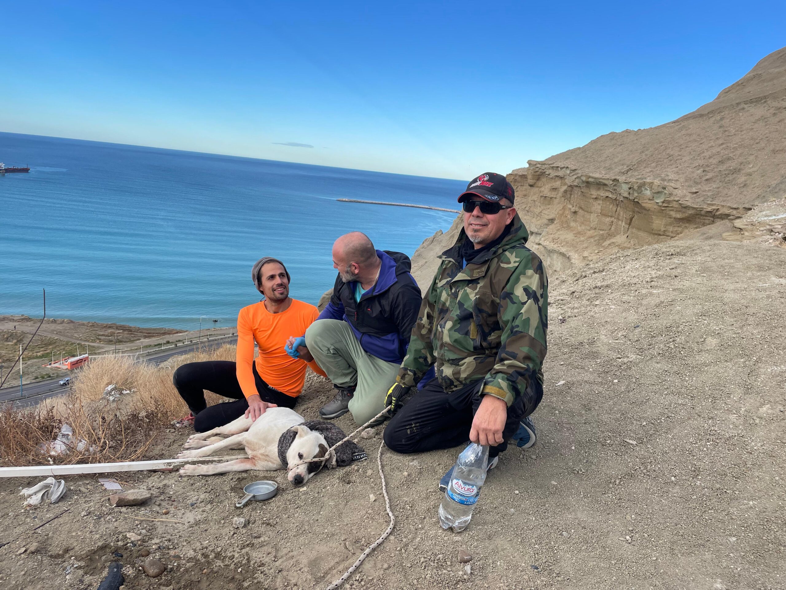 Emotivo rescate en el cerro Chenque: salvaron a una perrita tras más de 24 horas atrapada en un acantilado