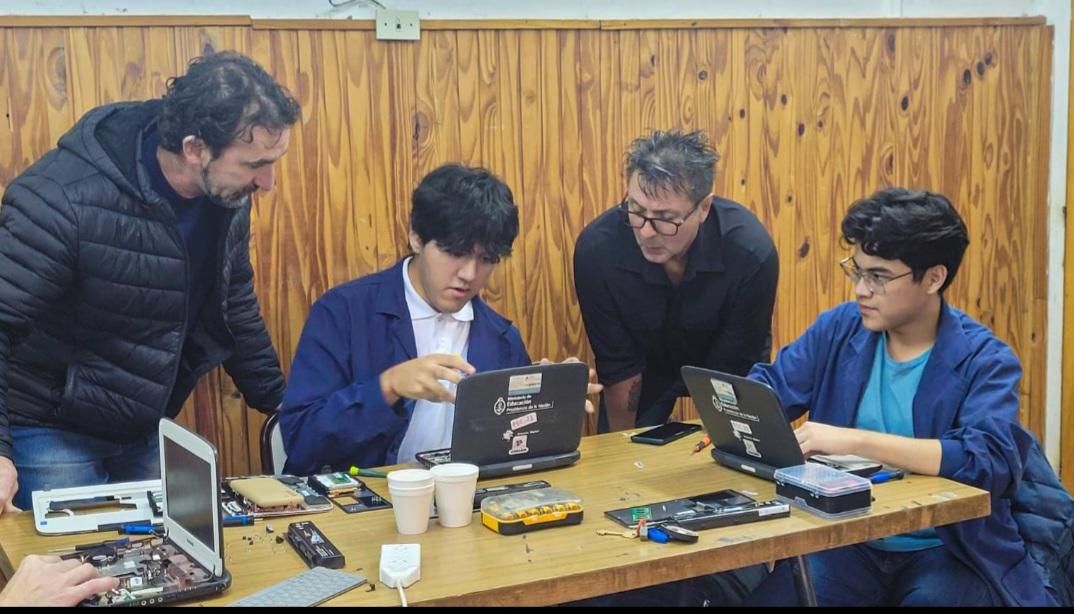 Estudiantes de Comodoro Rivadavia ponen a punto netbooks de escuelas primarias a través de sus prácticas profesionalizantes