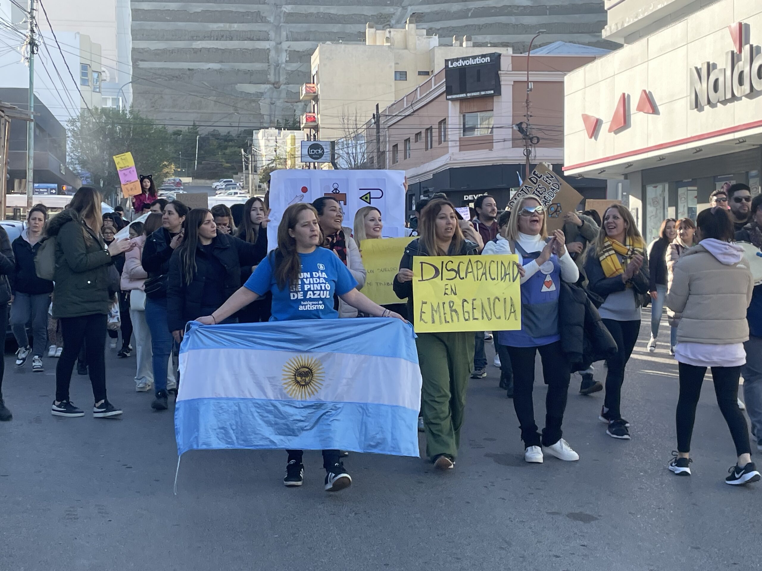 Movilización en Comodoro por la emergencia en discapacidad: profesionales y familias reclaman respuestas urgentes