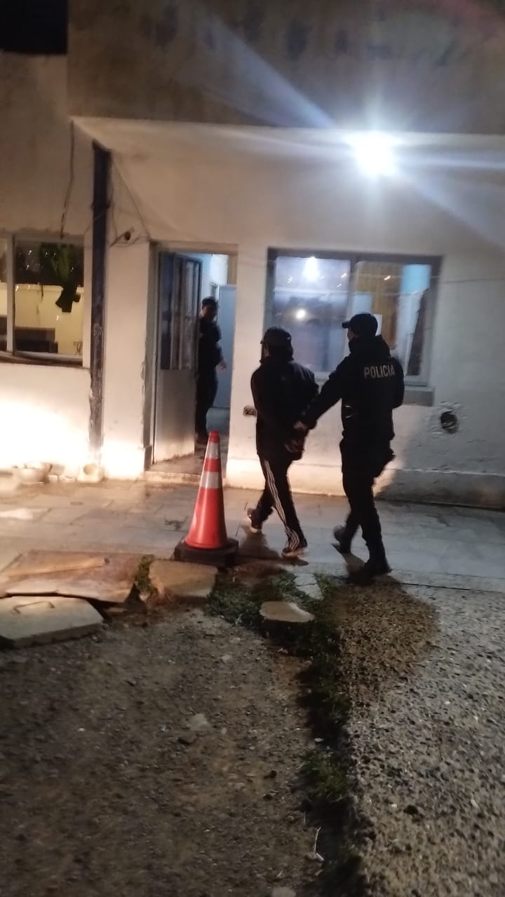 Un huésped rompió un televisor y arrojó una botella durante una discusión