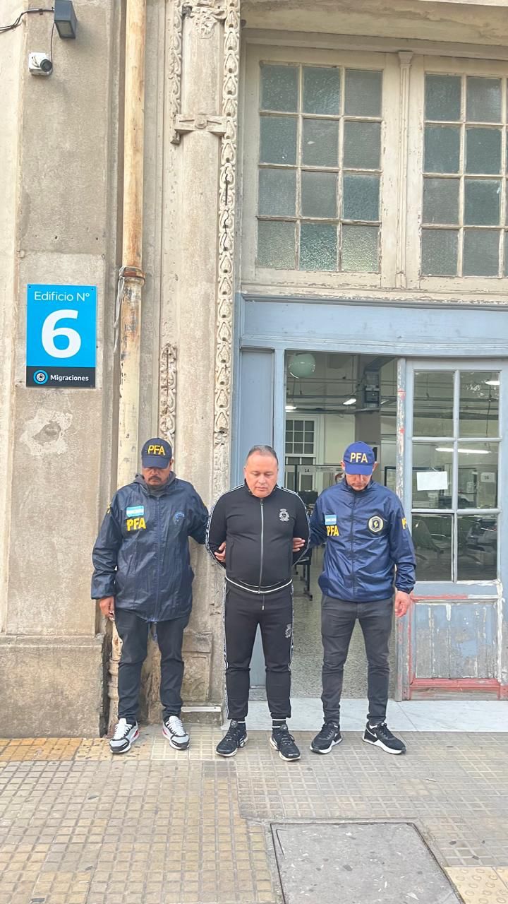 Expulsan del país a dos extranjeros con antecedentes por robo y asalto en Argentina