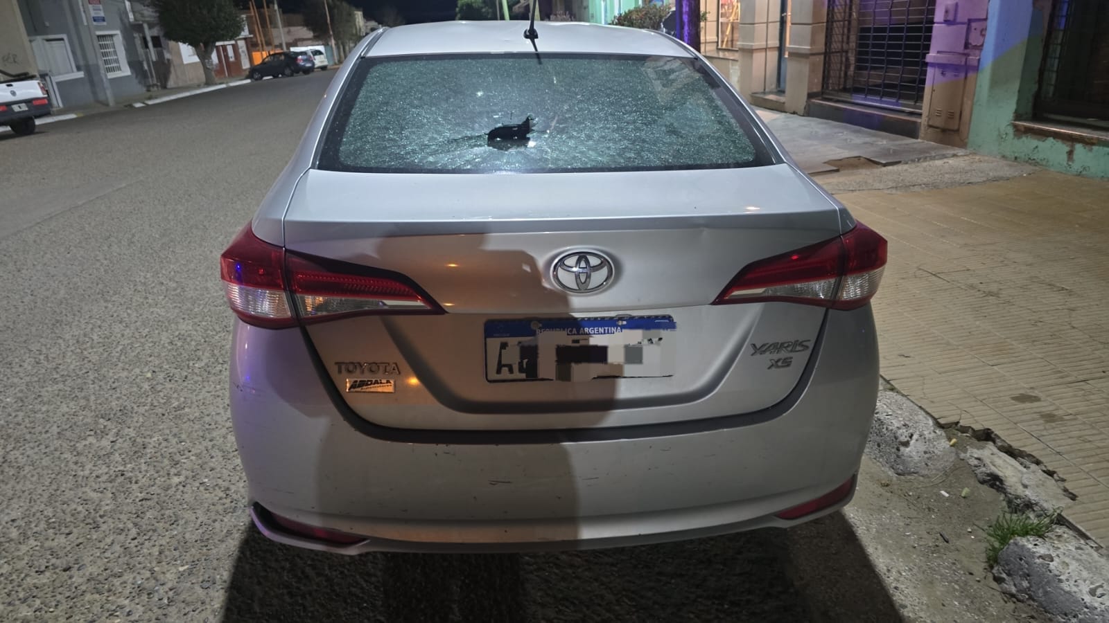 Cuatro jóvenes fueron aprehendidos por causar daños en vehículos y un comercio en pleno centro de Comodoro