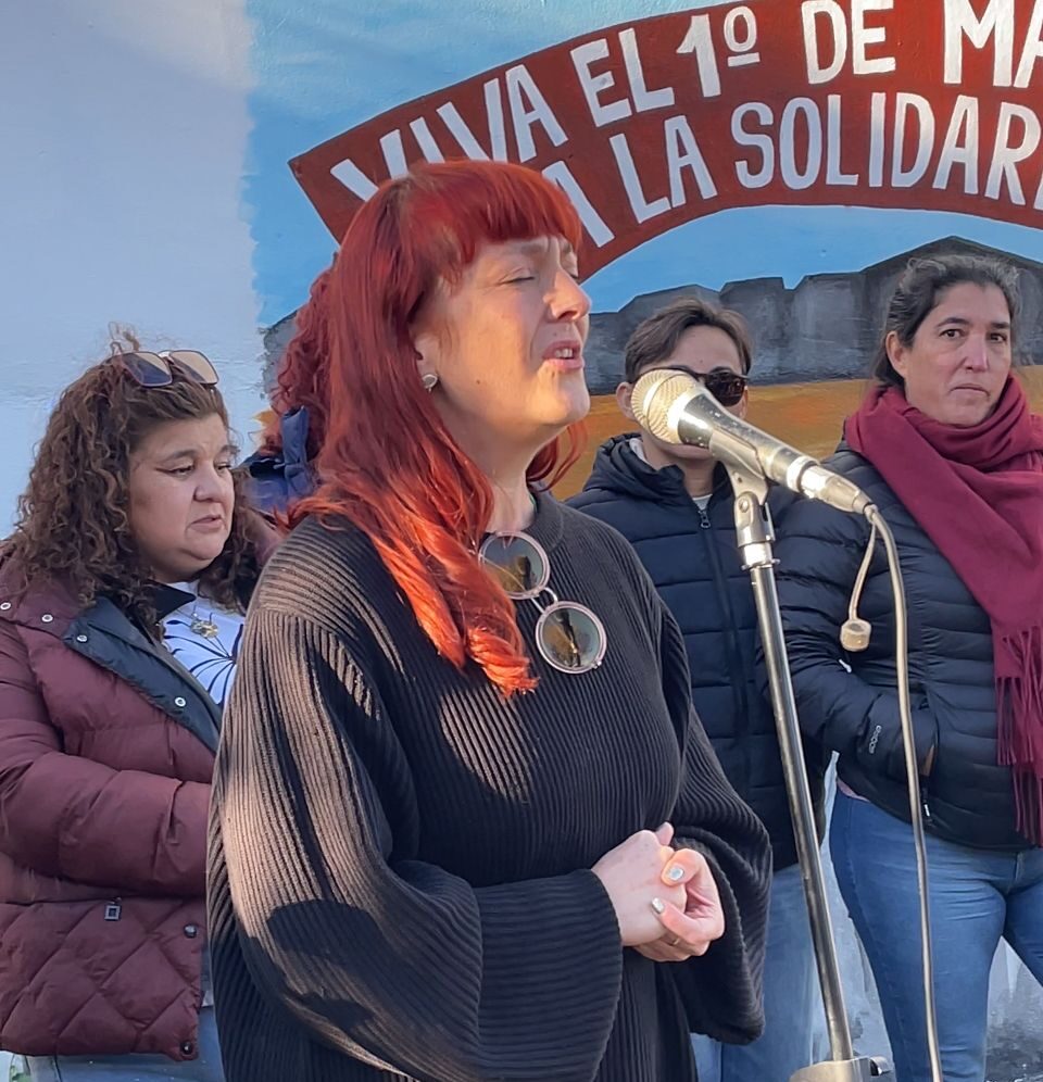 “Nos quisieron callar, pero seguimos cantando”: el mural de Osvaldo Bayer como respuesta colectiva en Comodoro
