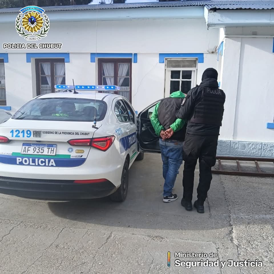 Intentó robar artículos de construcción en Mosconi y fue detenido por empleados del local