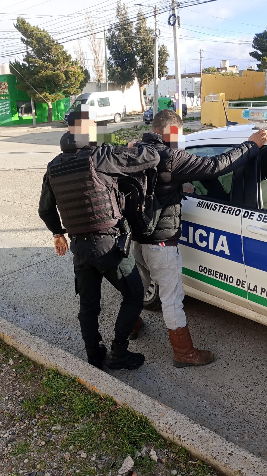 Intentó robar una barra LED de un vehículo y fue detenido en zona céntrica