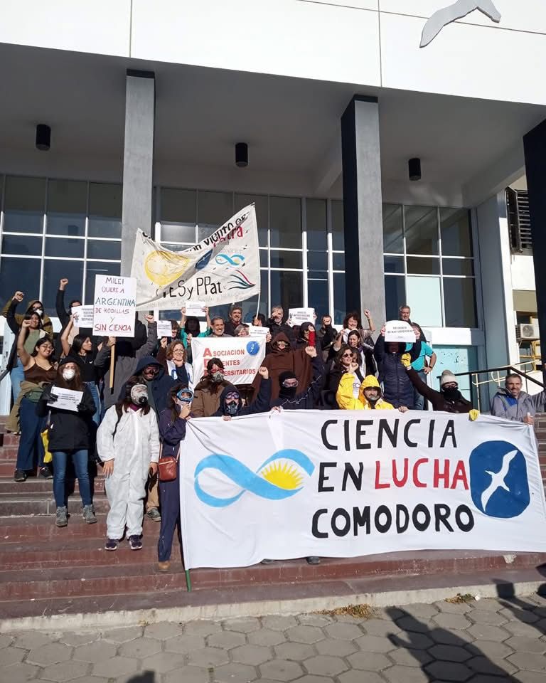 A modo El Eternauta, los investigadores científicos se movilizaron en Comodoro