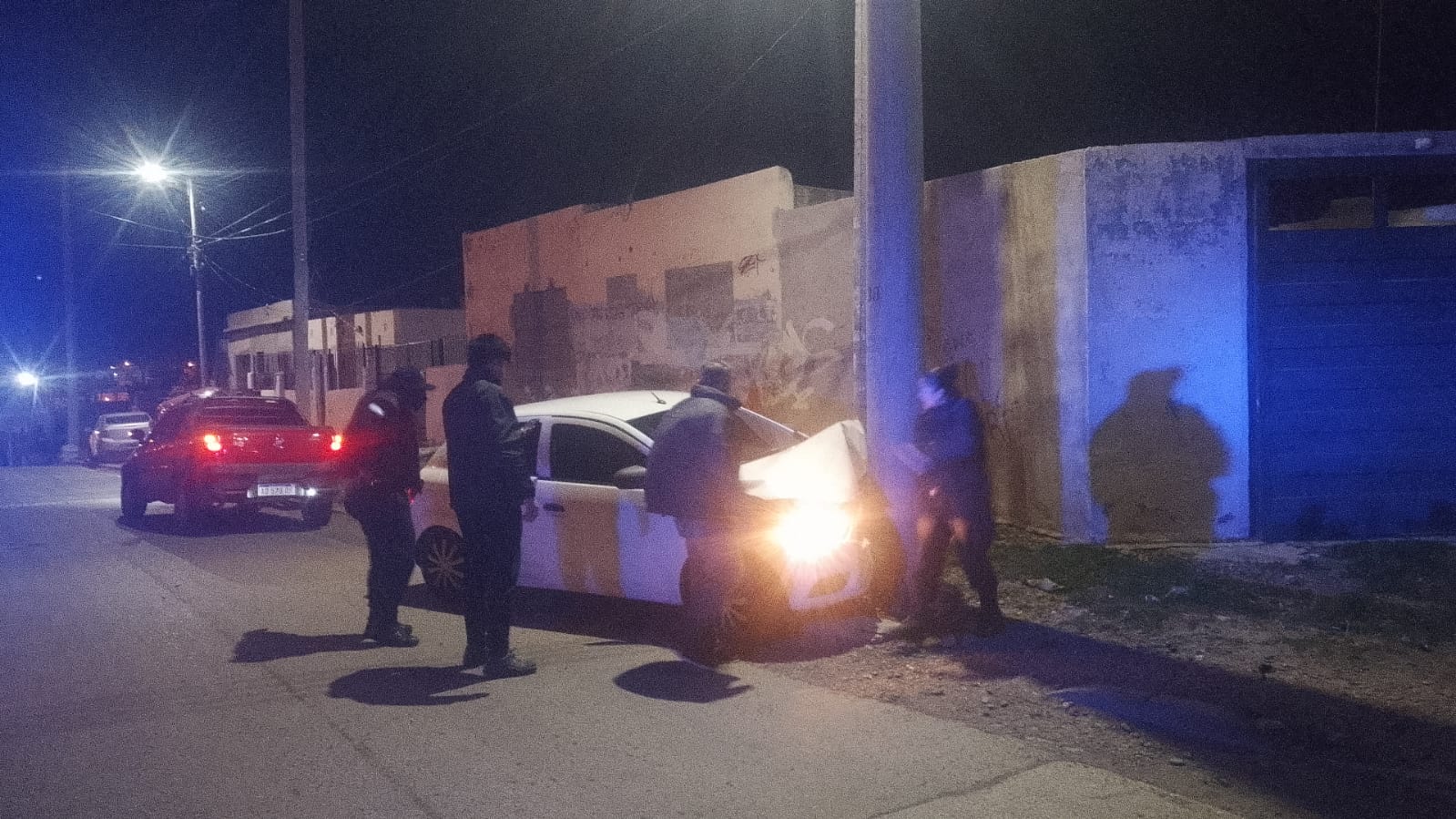 Un auto impactó contra una columna de luz en el Barrio Pueyrredon