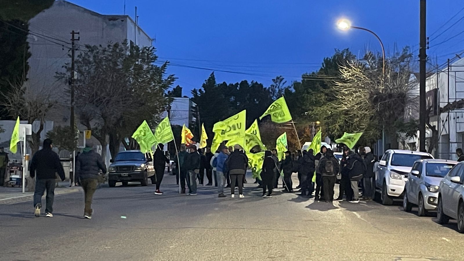 La UOCRA se manifiesta por segundo día frente al municipio con corte de calle