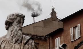 Sale fumata negra de la chimenea de la Capilla Sixtina, el cónclave aún no eligió Papa