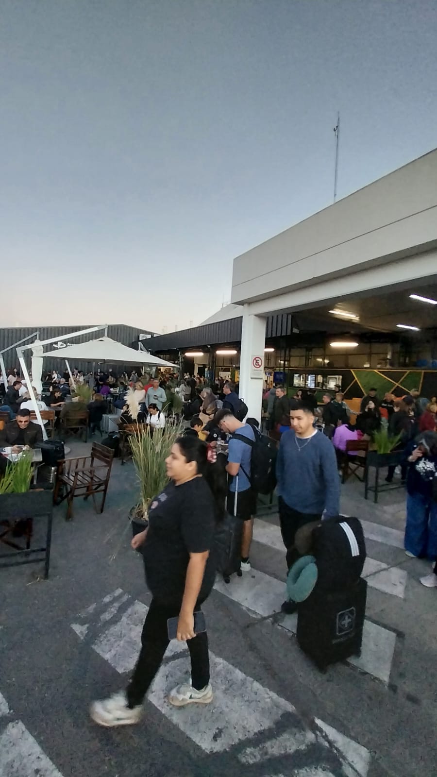 Evacuación por amenaza de bomba en el aeropuerto de Salta: En el lugar se encuentran comodorenses