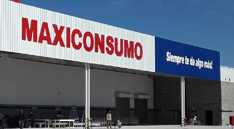 Violento robo en Maxiconsumo de Comodoro: tres encapuchados armados se llevaron una suma de dinero