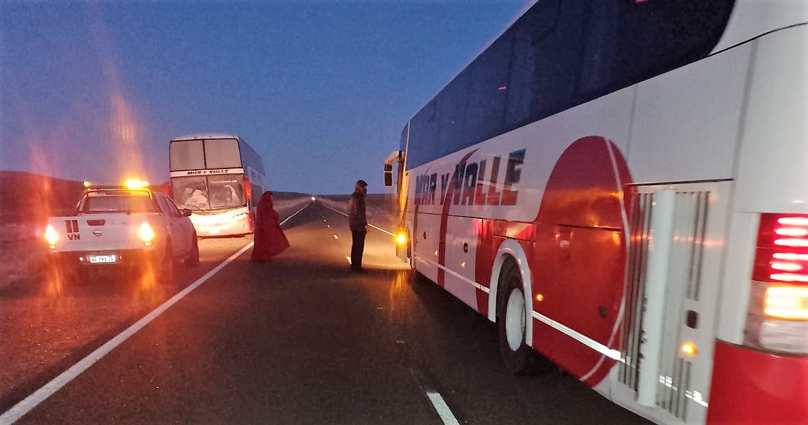 Colectivo con pasajeros varado en la Ruta 25: piden extremar precauciones