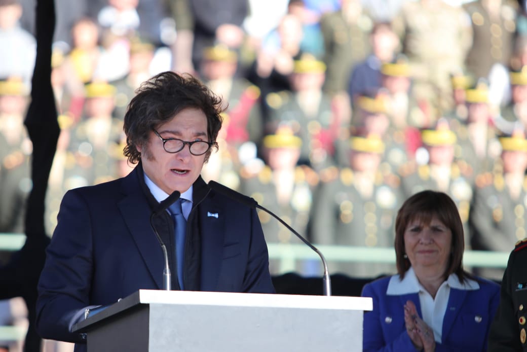 Milei encabezó el acto de juramento por el Día de la Bandera en Palermo a efectivos de las Fuerzas Armadas