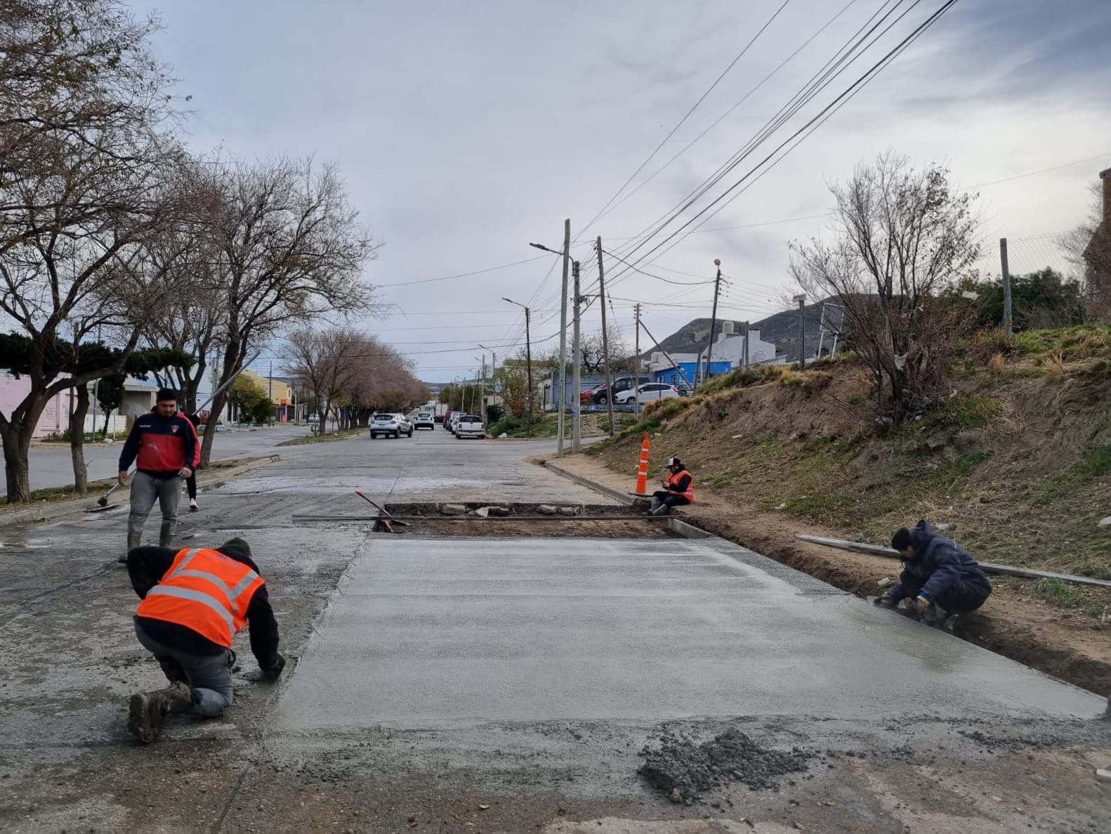 Prosigue el plan de reparación y mantenimiento de calzada en diferentes barrios de Comodoro