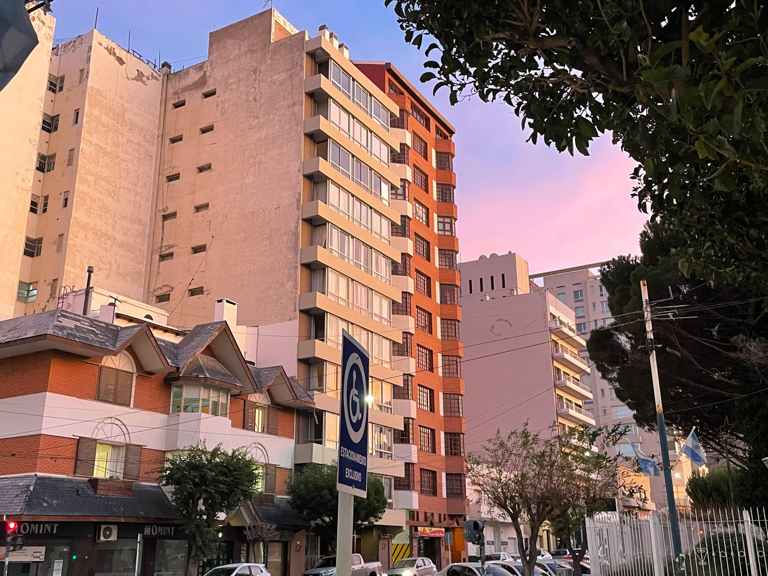 Arranca el fin de semana con cielo algo nublado y sin viento