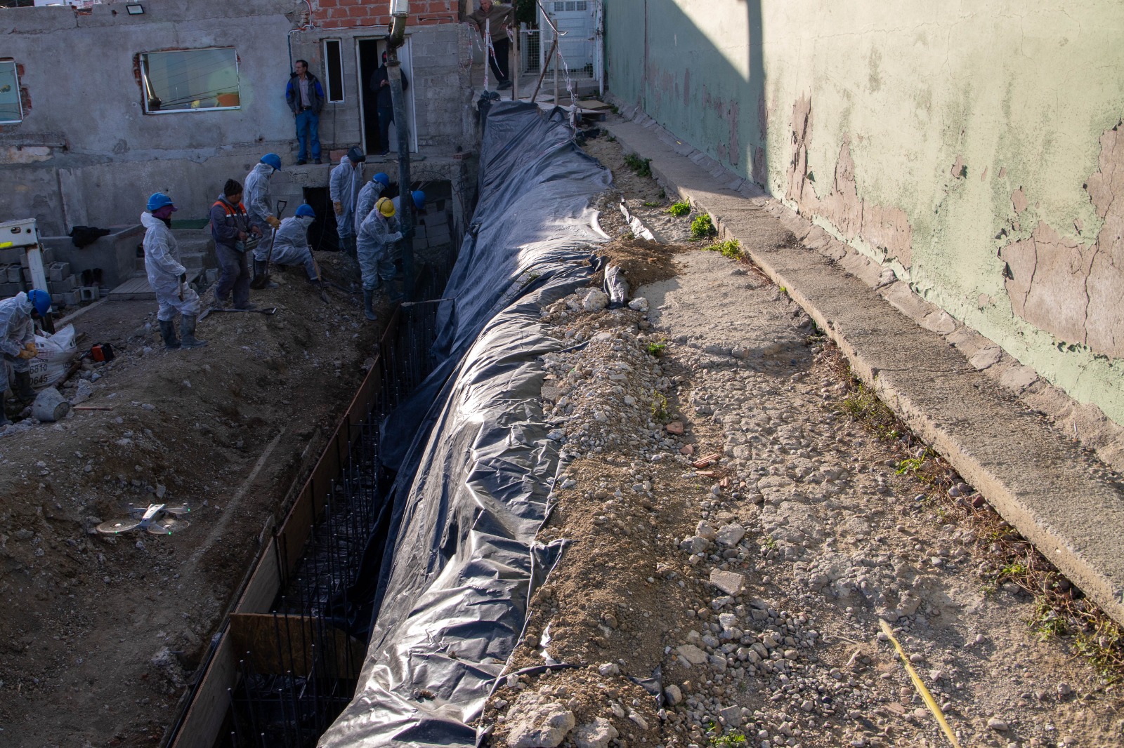 Continúan las obras en distintos barrios de Comodoro para mejorar la conectividad y la seguridad