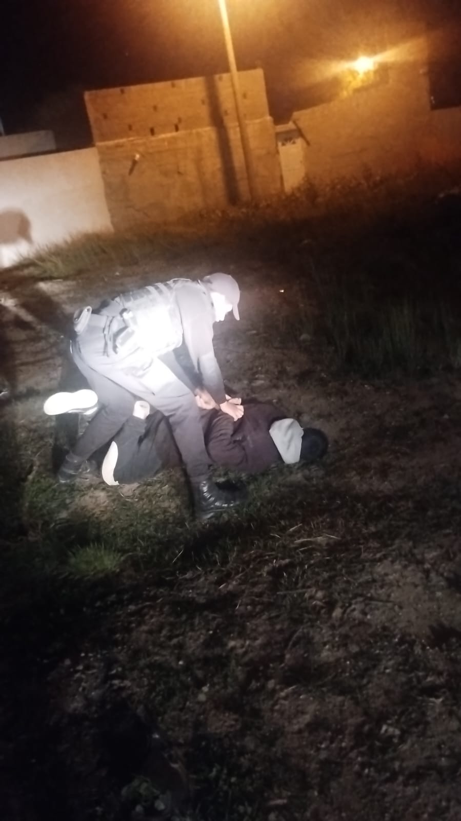 Intentaban robar cables en Mosconi y uno fue detenido tras una persecución