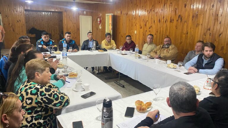Reunión entre autoridades policiales y vecinales en KM8 para fortalecer la seguridad y el trabajo conjunto