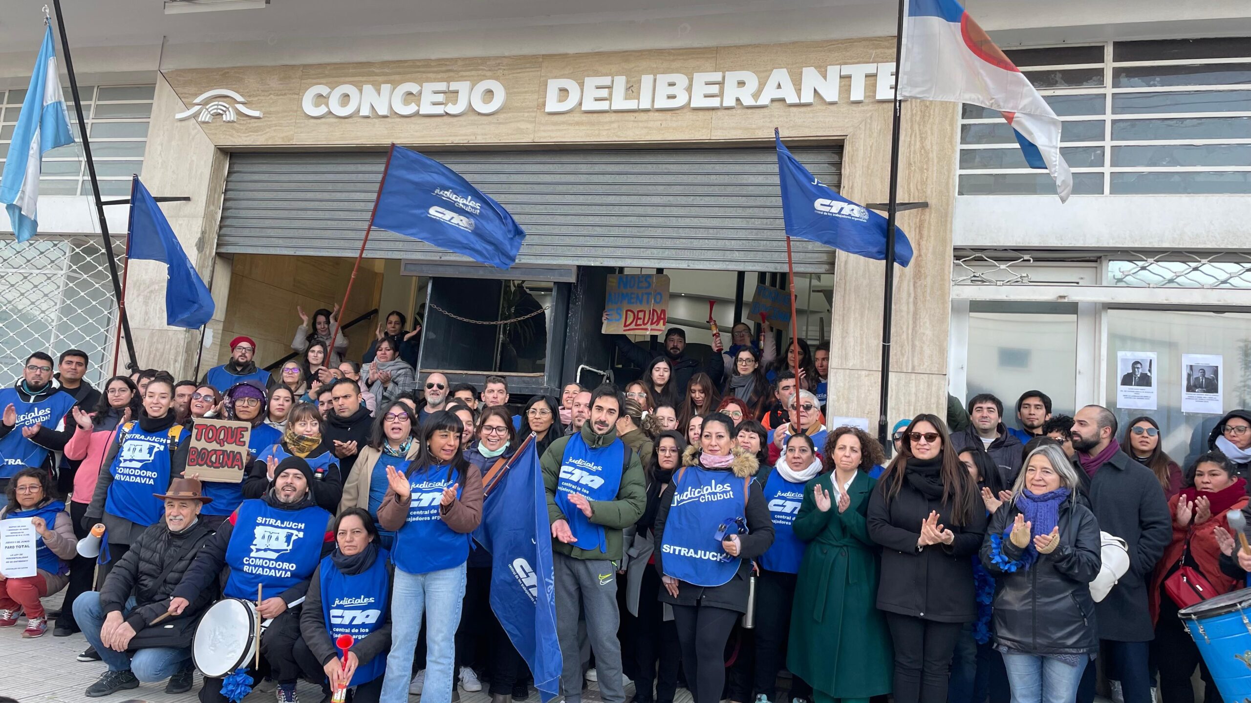 Los judiciales, de paro, se manifestaron frente al Concejo Deliberante
