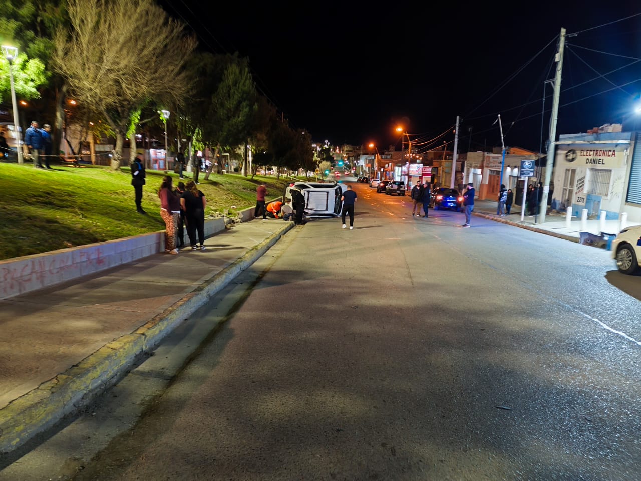 Accidente con fuga y heridos en Avenida Rivadavia: una mujer fue despedida del vehículo