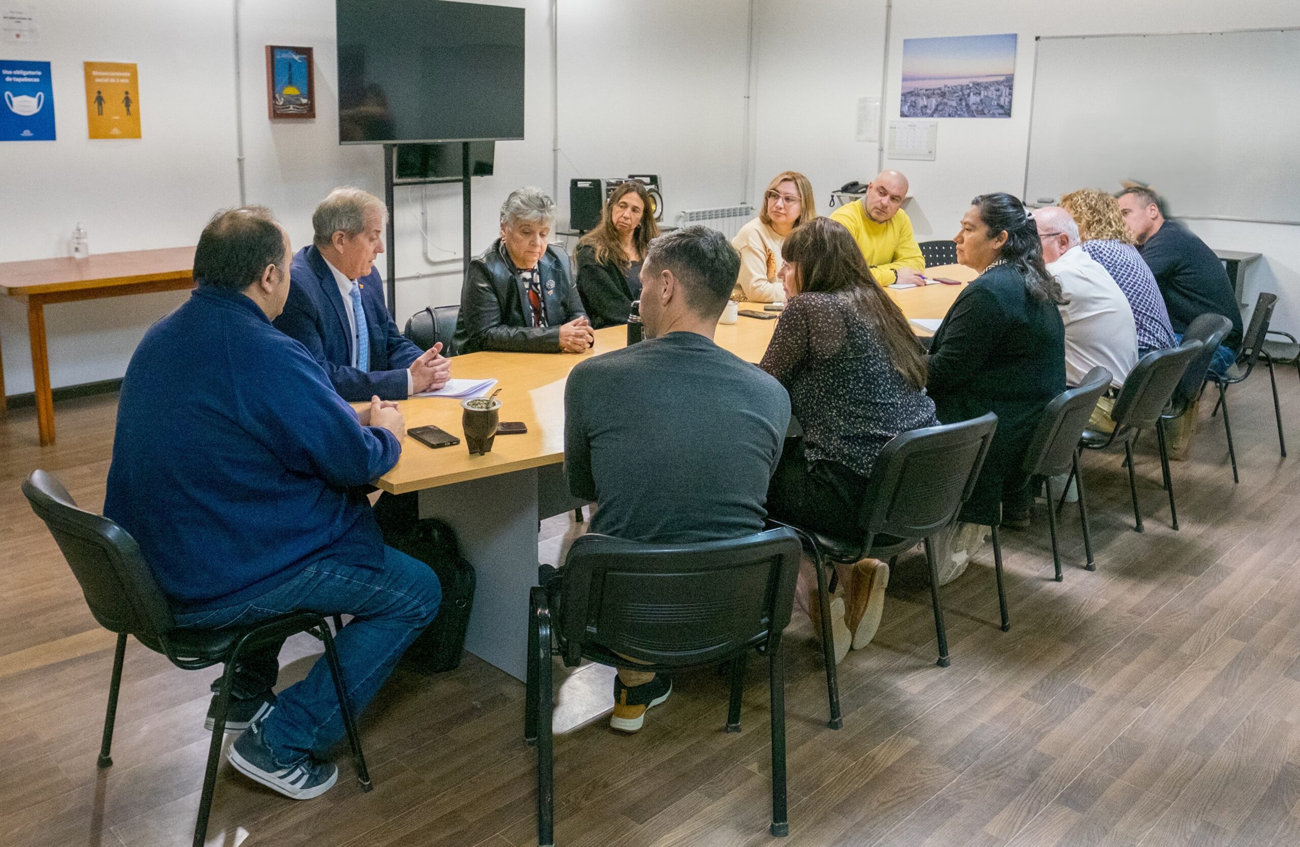 Aulas, combis y calderas: el ministro de Educación habló  en Comodoro