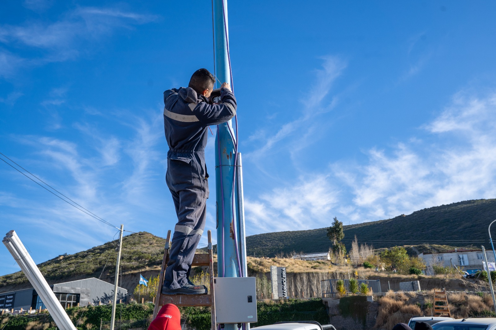 Se instalaron luminarias en las rotondas de acceso sur del camino Roque González