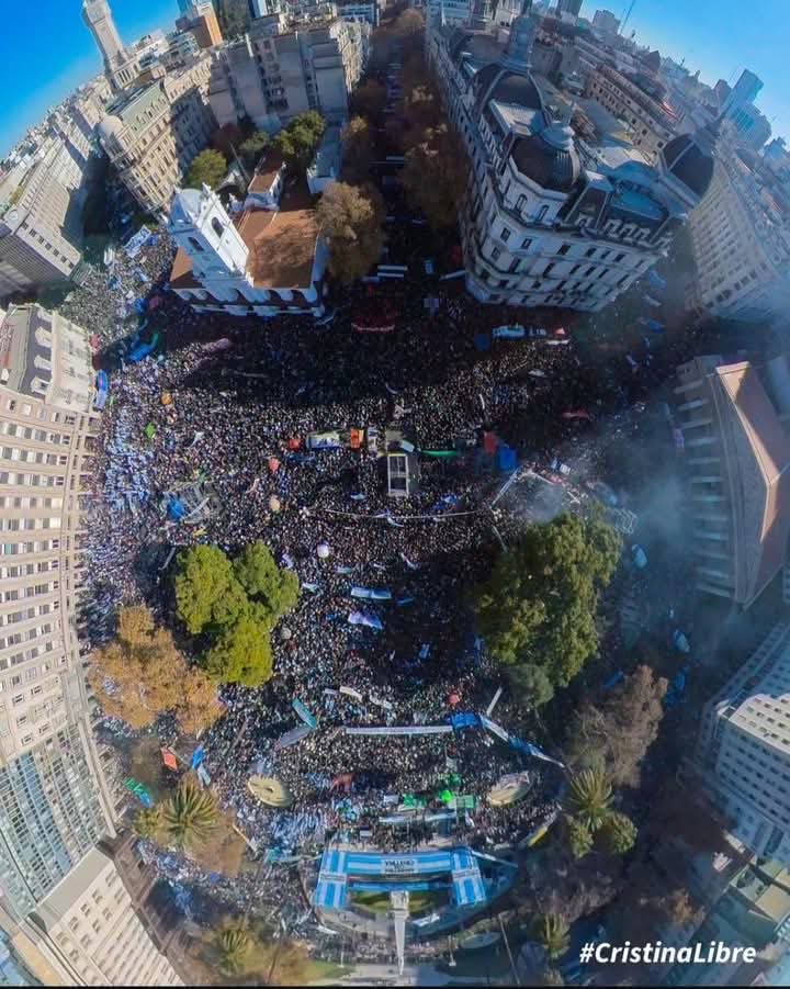 El peronismo luce su poder de movilización en apoyo a Cristina