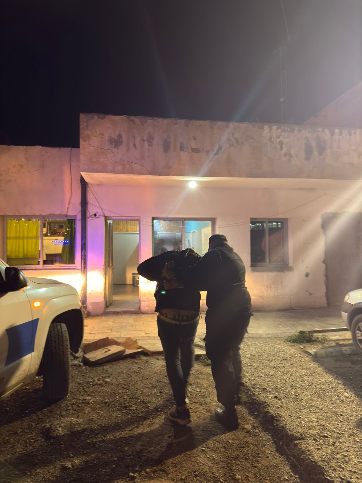 Aprehendieron a dos hombres por disparar en un local gastronómico y fugarse en auto