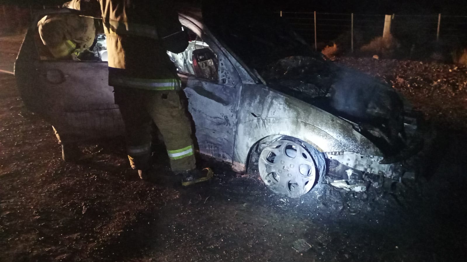 Un vehículo apareció incendiado en las afueras de Sarmiento y la Policía investiga el hecho