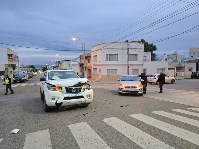 Choque en pleno centro de Comodoro: una mujer resultó herida y fue trasladada al hospital