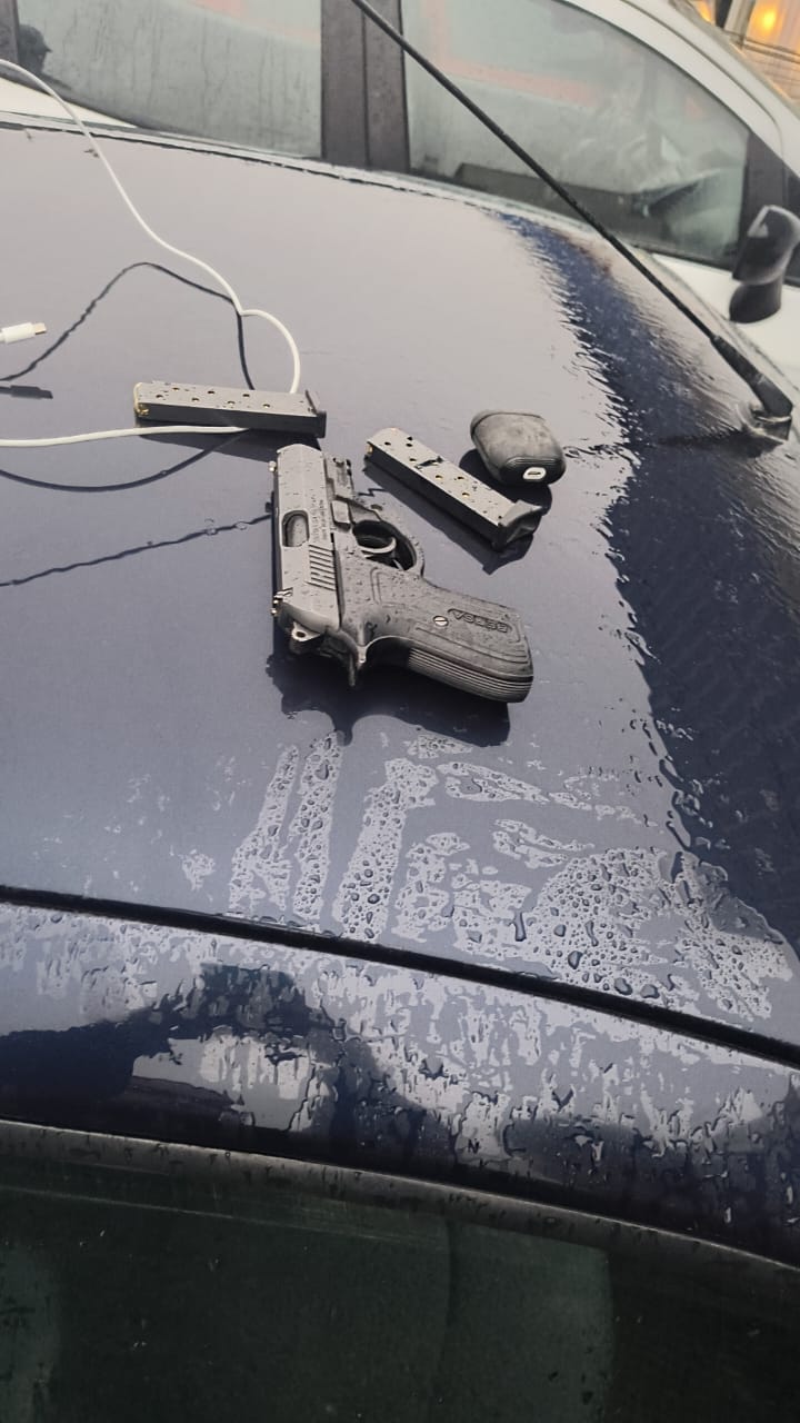 Violenta agresión y portación ilegal de arma en Comodoro: dos hombres detenidos frente a un supermercado