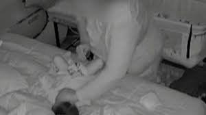 Denunciaron a una niñera por maltratar brutalmente a un bebé de 7 meses