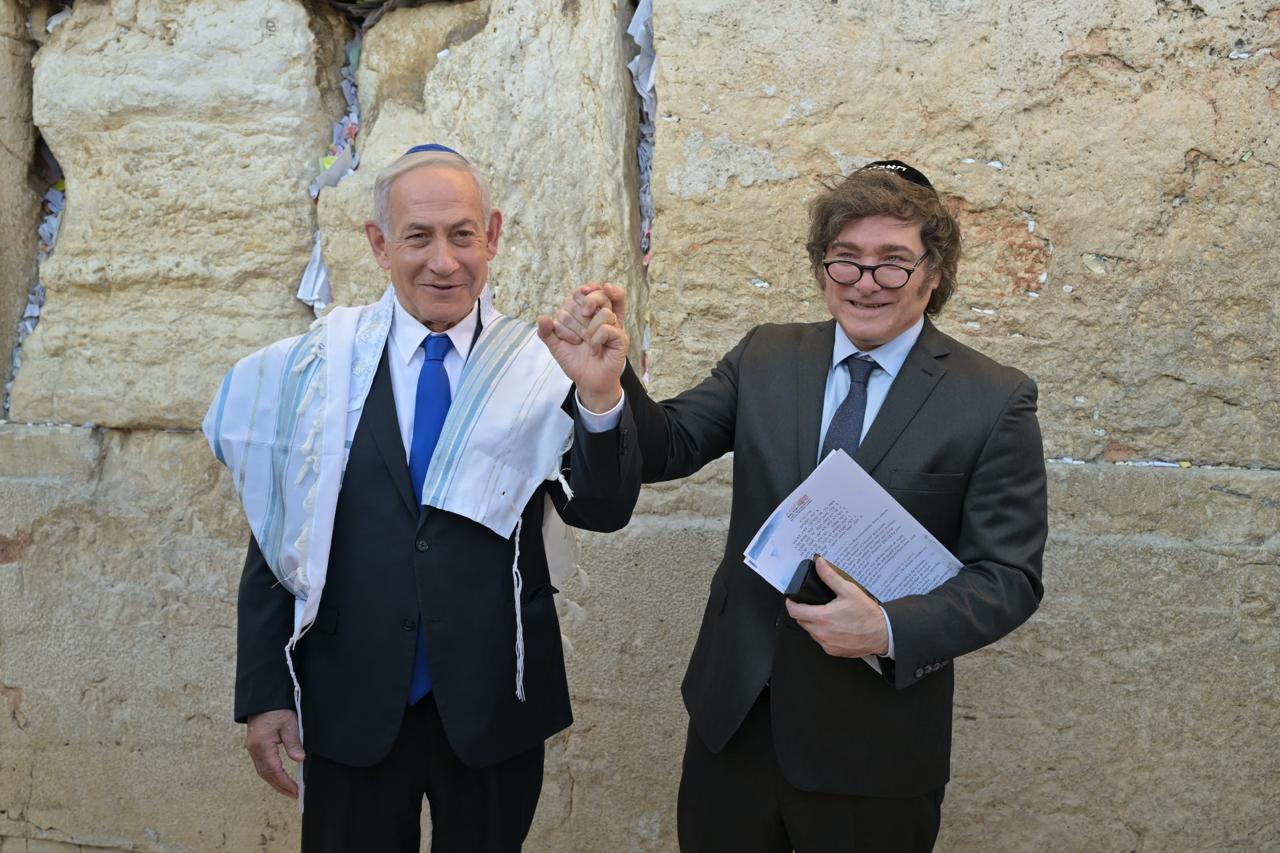 Milei culminó su visita a Israel con un  rezo en el Muro de los Lamentos