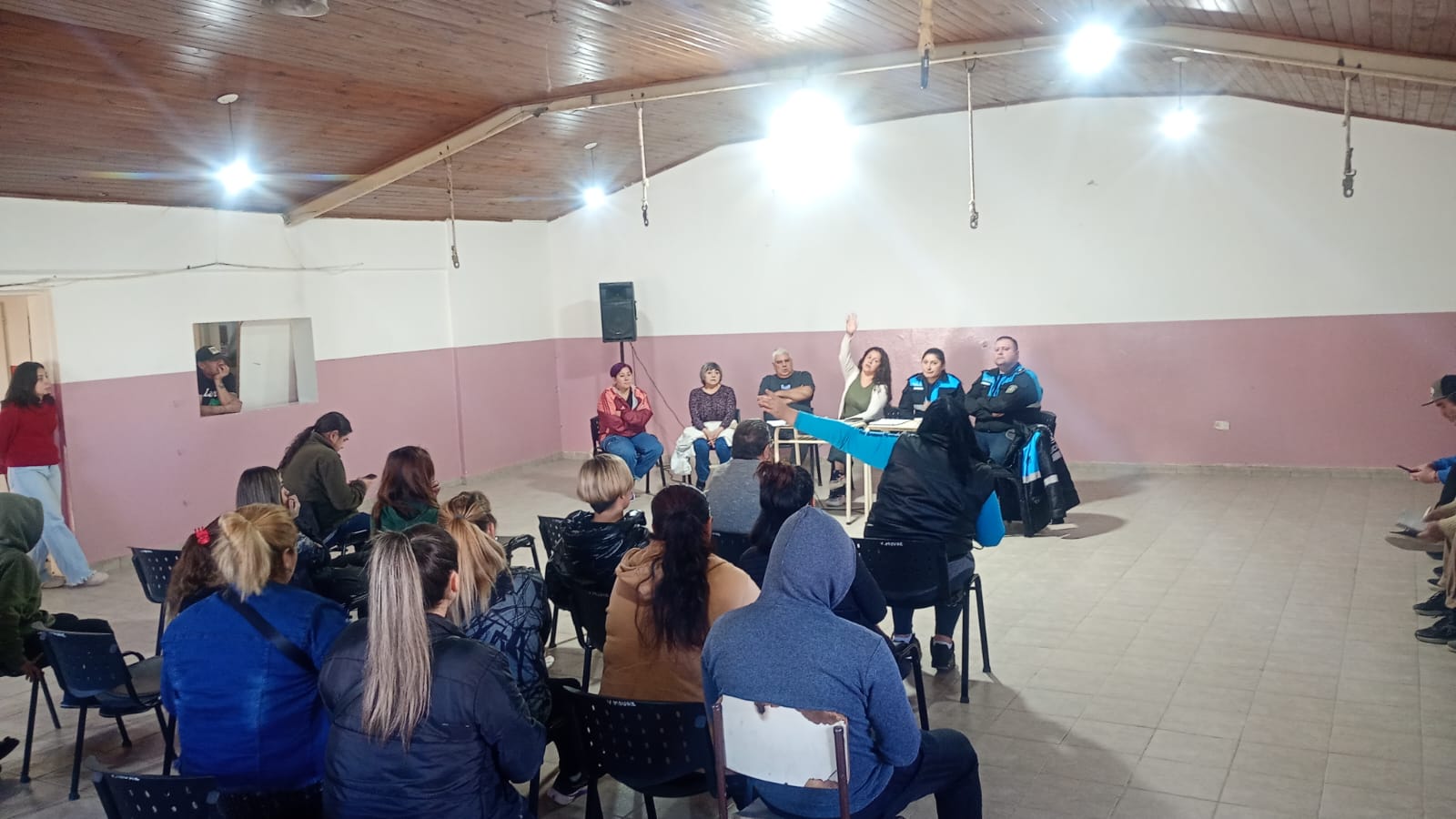 Vecinos del barrio Moure se reunieron con autoridades policiales para abordar temas de seguridad