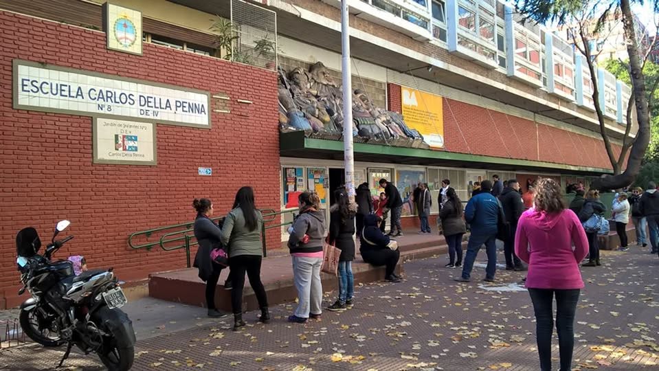 Violento ataque en una escuela: agredieron al director con una lapicera