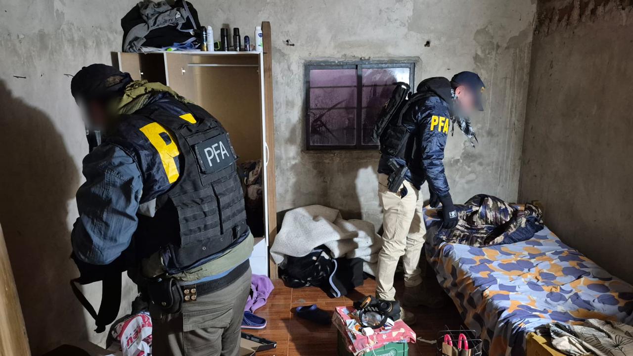 Allanan dos domicilios en La Plata por una causa vinculada a actividades yihadistas