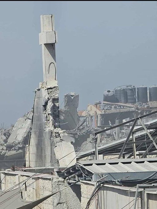 Un ataque israelí contra la única iglesia católica de Gaza mata a 3 palestinos y hiere a 9