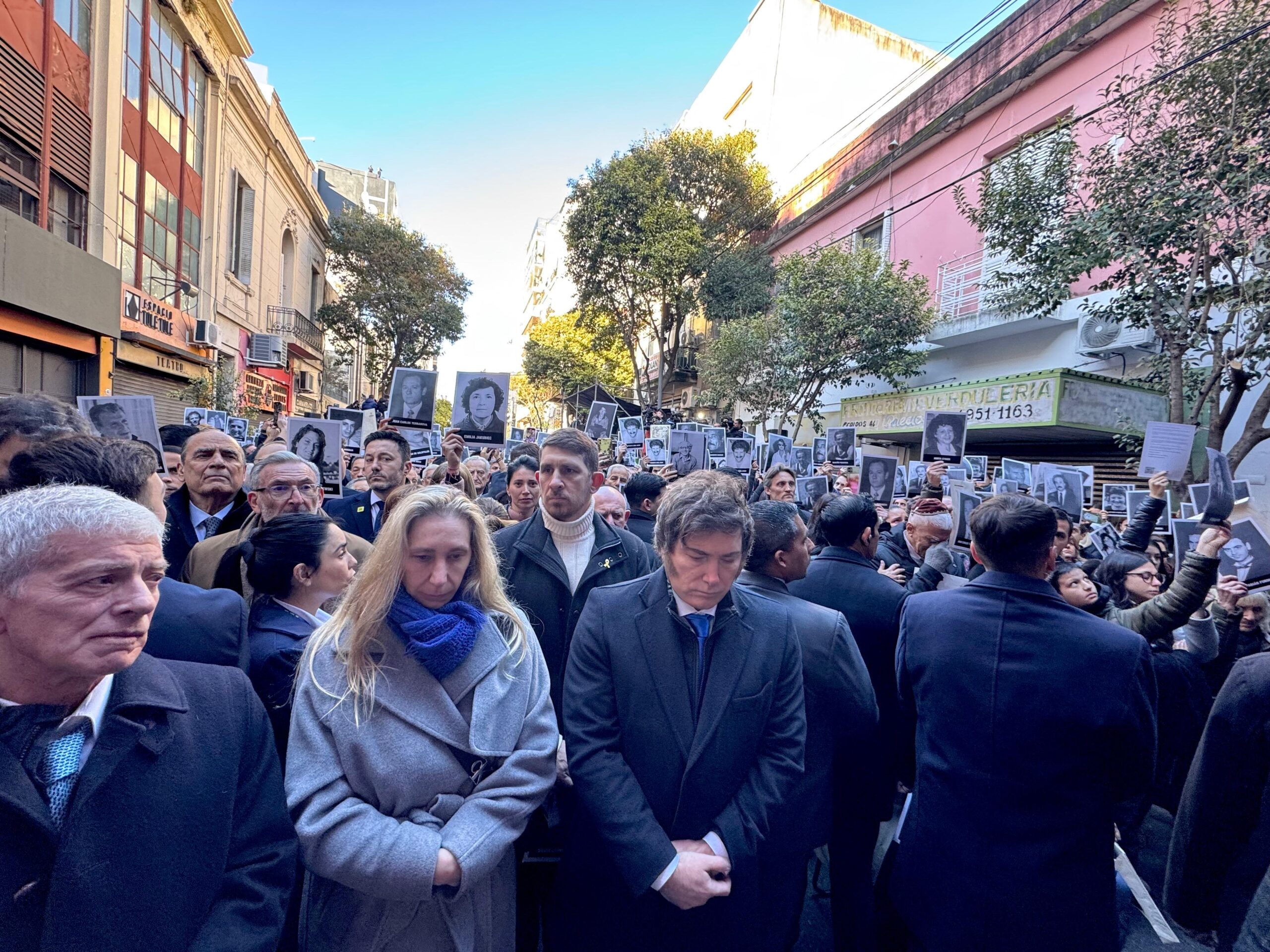 Familiares de víctimas de ataque a AMIA  dicen que Milei busca cierre de causa