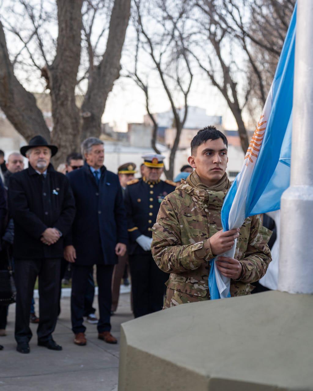 Macharashvili encabezó el izamiento de la bandera y el acto militar por el Día de la Independencia