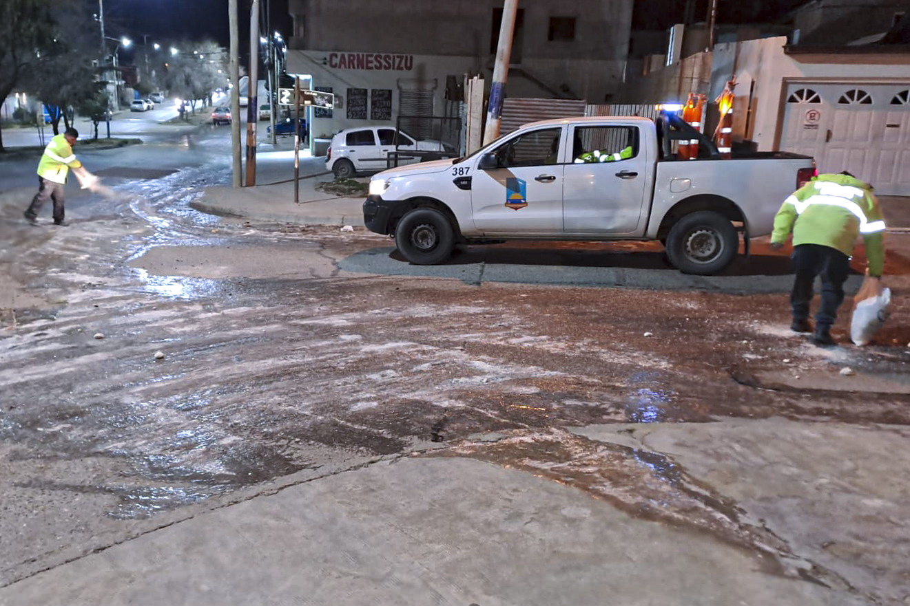 Por las fuertes heladas, el Municipio cumple con un intenso trabajo de limpieza de calles y avenidas