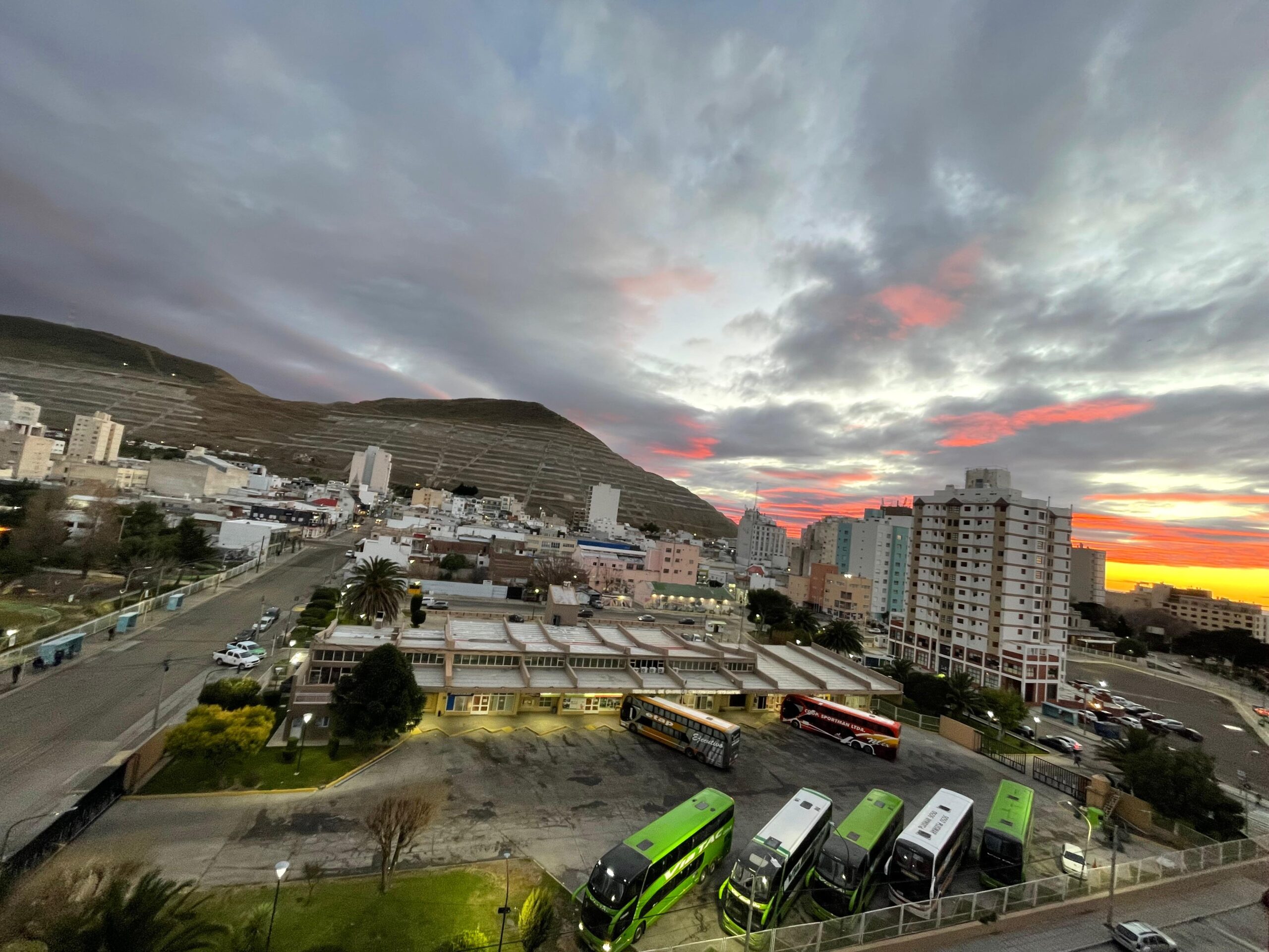 Sábado frio, con cielo nublado y viento  en Comodoro