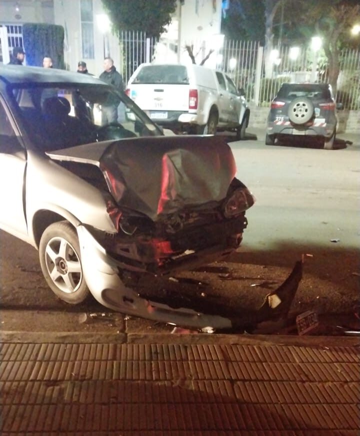 Conductor alcoholizado chocó tras discutir con su pareja en pleno centro de Comodoro