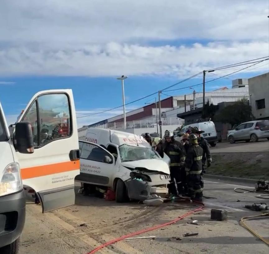 Grave accidente entre una utilitaria y un camión en camino a Rada Tilly