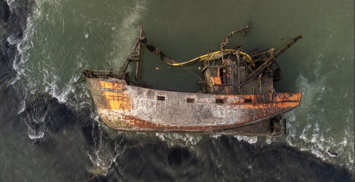 Se reflotará un buque que permanece abandonado en el río Chubut hace nueve años