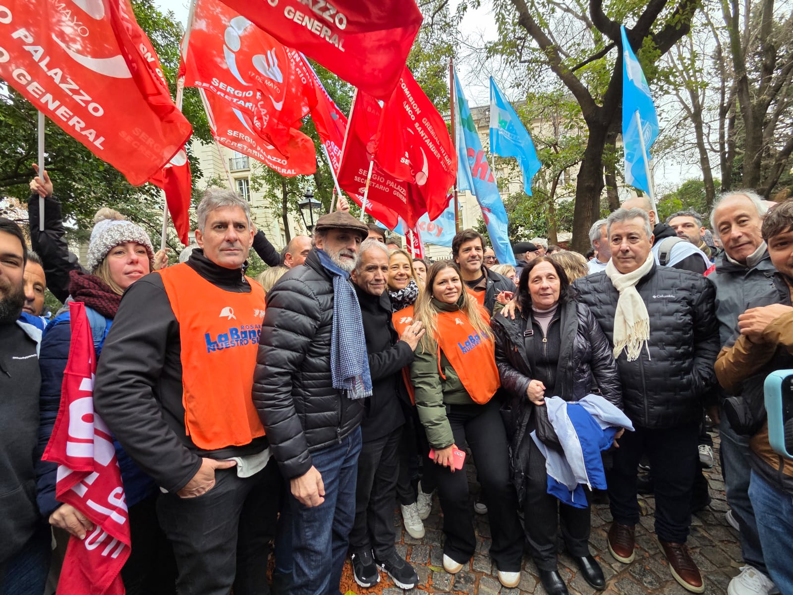 La  Bancaria se movilizó frente a la embajada de España por el banco Santander
