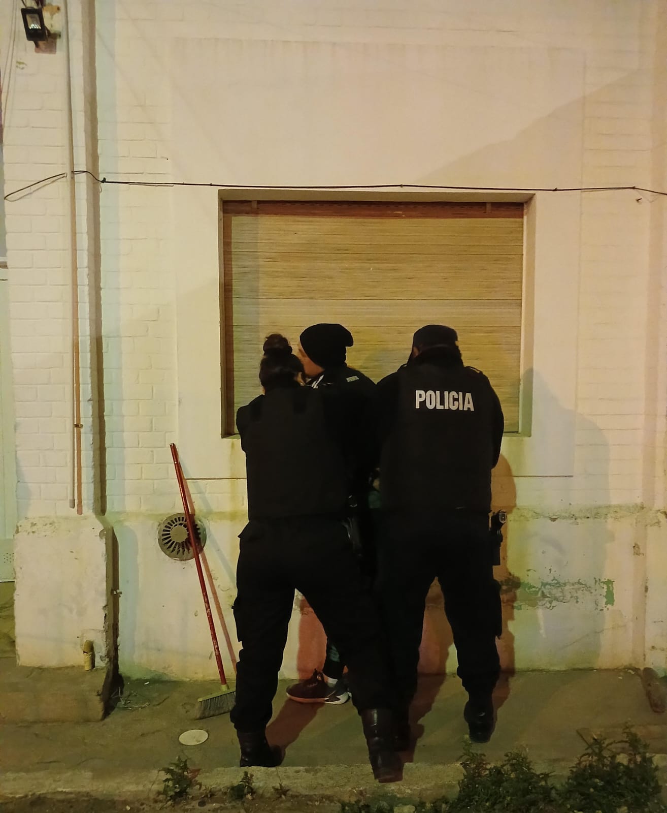Violento intento de ingreso a una vivienda en Km. 8: un hombre fue detenido con un cuchillo y una barreta