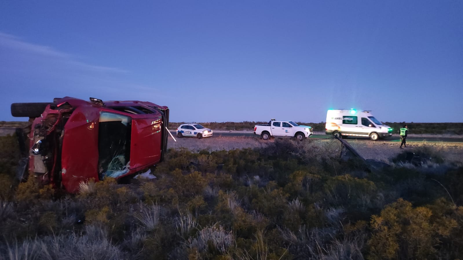 Dos personas resultaron heridas tras el vuelco de una camioneta en Ruta 3, cerca de Bahía Bustamante