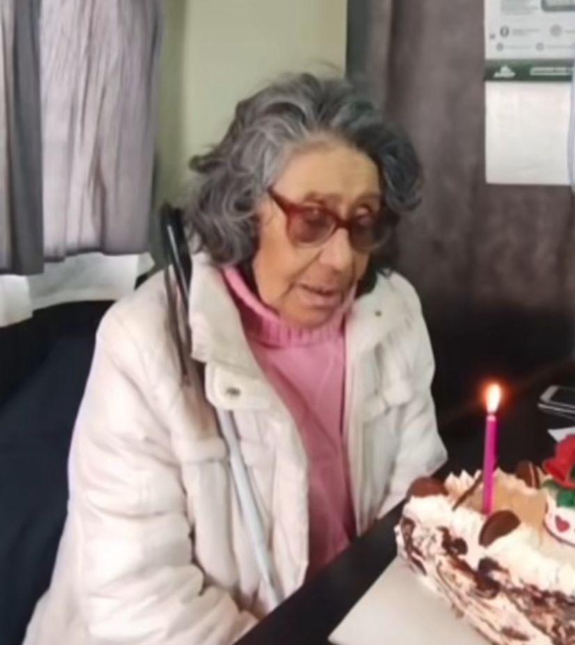 La Policía Comunitaria celebró los 83 años de Blanca, una vecina querida de Barrio INTA