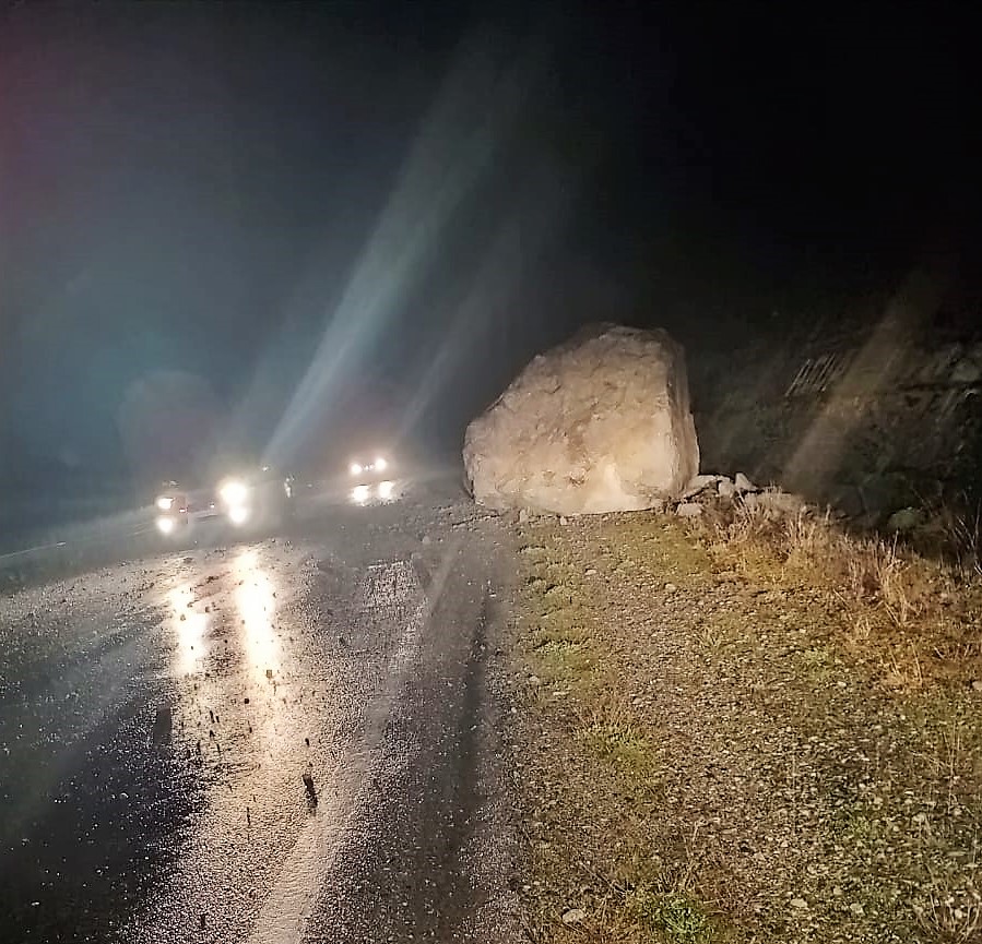 Corte preventivo en Ruta 40 por caída de una roca entre Epuyén y El Hoyo