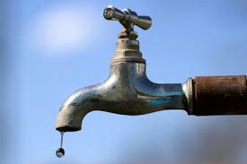 El Gobierno autorizó cortes en el suministro de agua por falta de pago